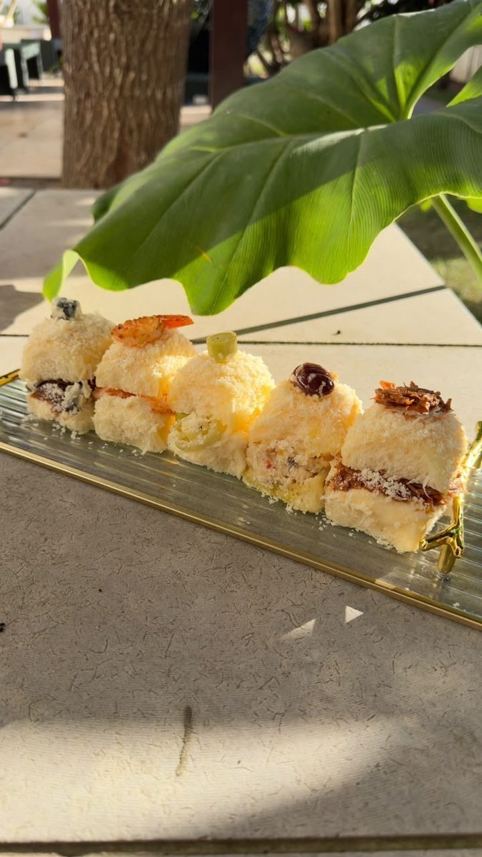 Bandeja de pãezinhos dourados recém saídos do forno