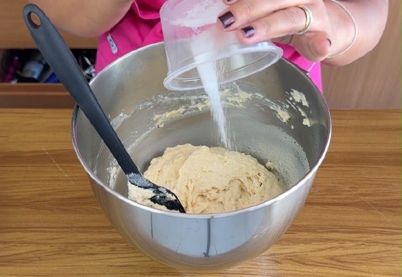 Massa do pãozinho sendo trabalhada na tigela