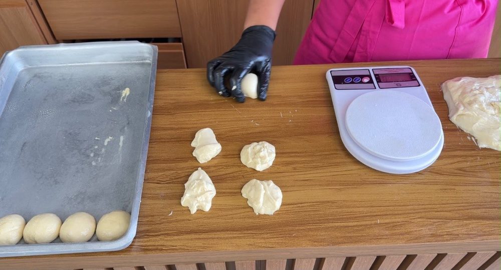 Bolinhas de massa boleadas e dispostas na forma
