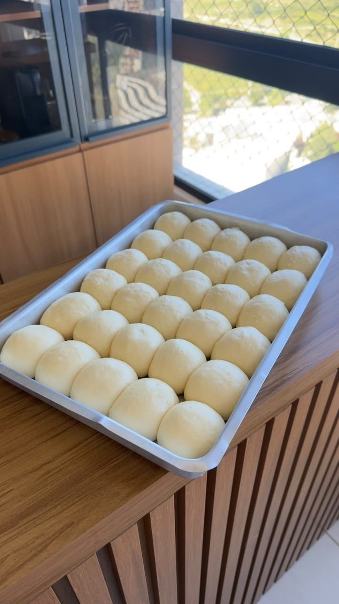 Forma cheia de pãezinhos crescidos antes de assar